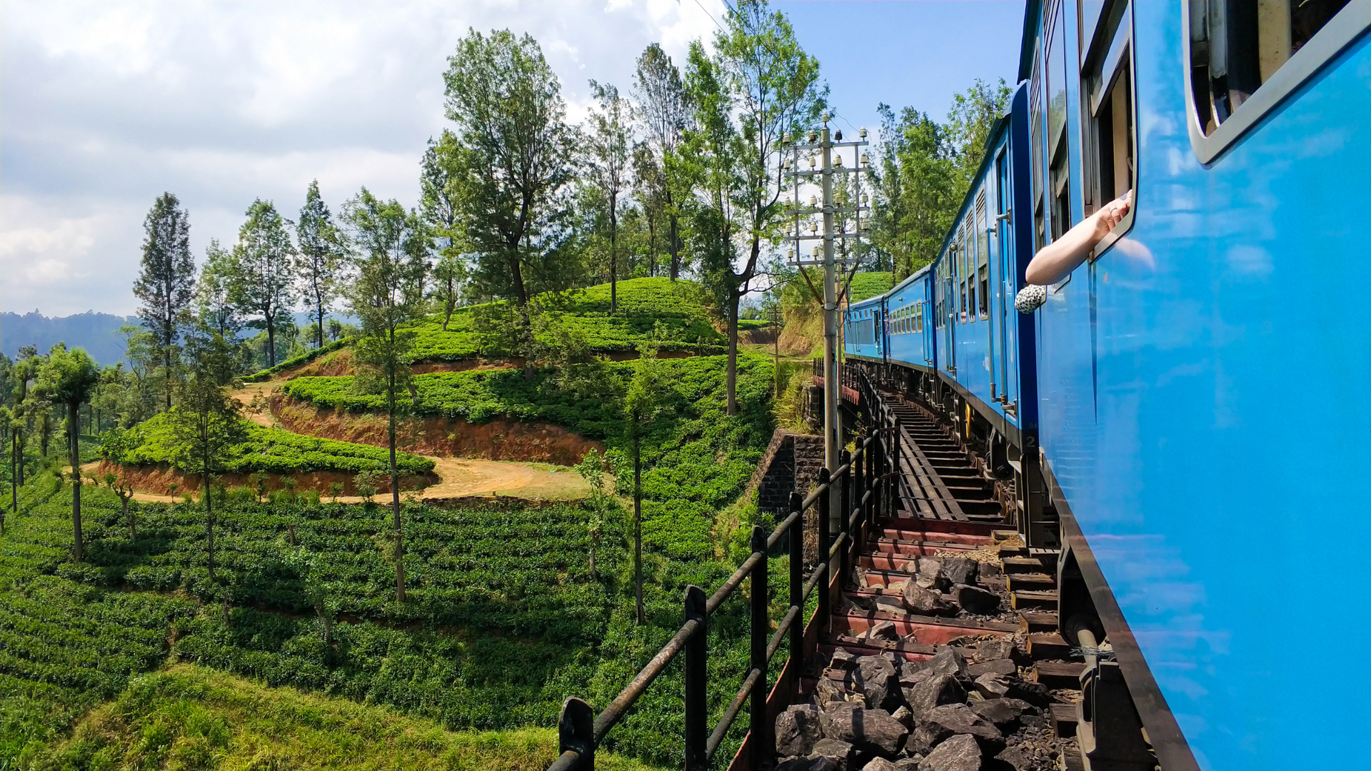 Train voyageant entre Ella et Kandy, Sri Lanka, à travers des plantations de thé luxuriantes pour la sous-catégorie 'Expédition Paradis Tropical'.